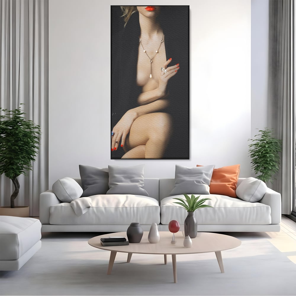 Tablou canvas cu tablou canvas cu portret artistic de femeie, in rama de aluminiu negru, pe perete intr-un living